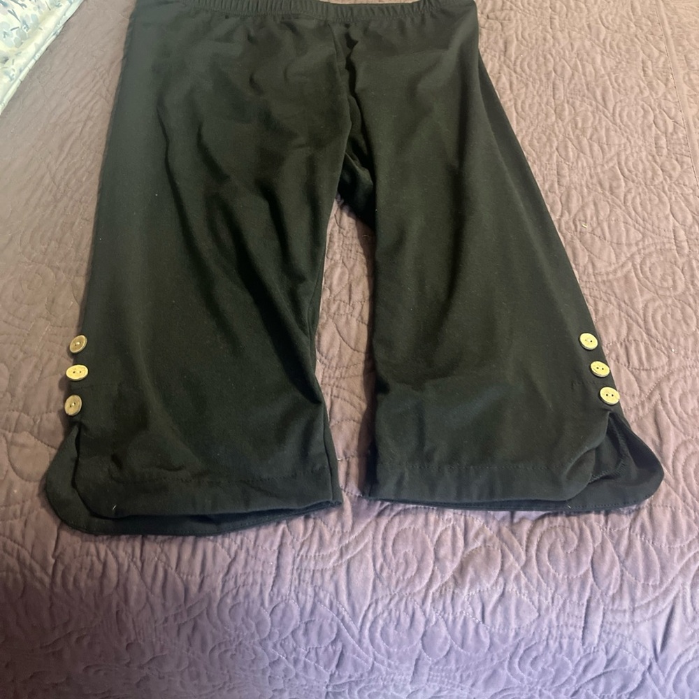 Pull On Black Ladies Capris 1XL